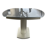 Extendable dining table