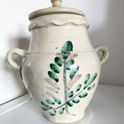 Ancient orza from Lucena, Córdoba, glazed Andalusian pottery with a veined decoration.