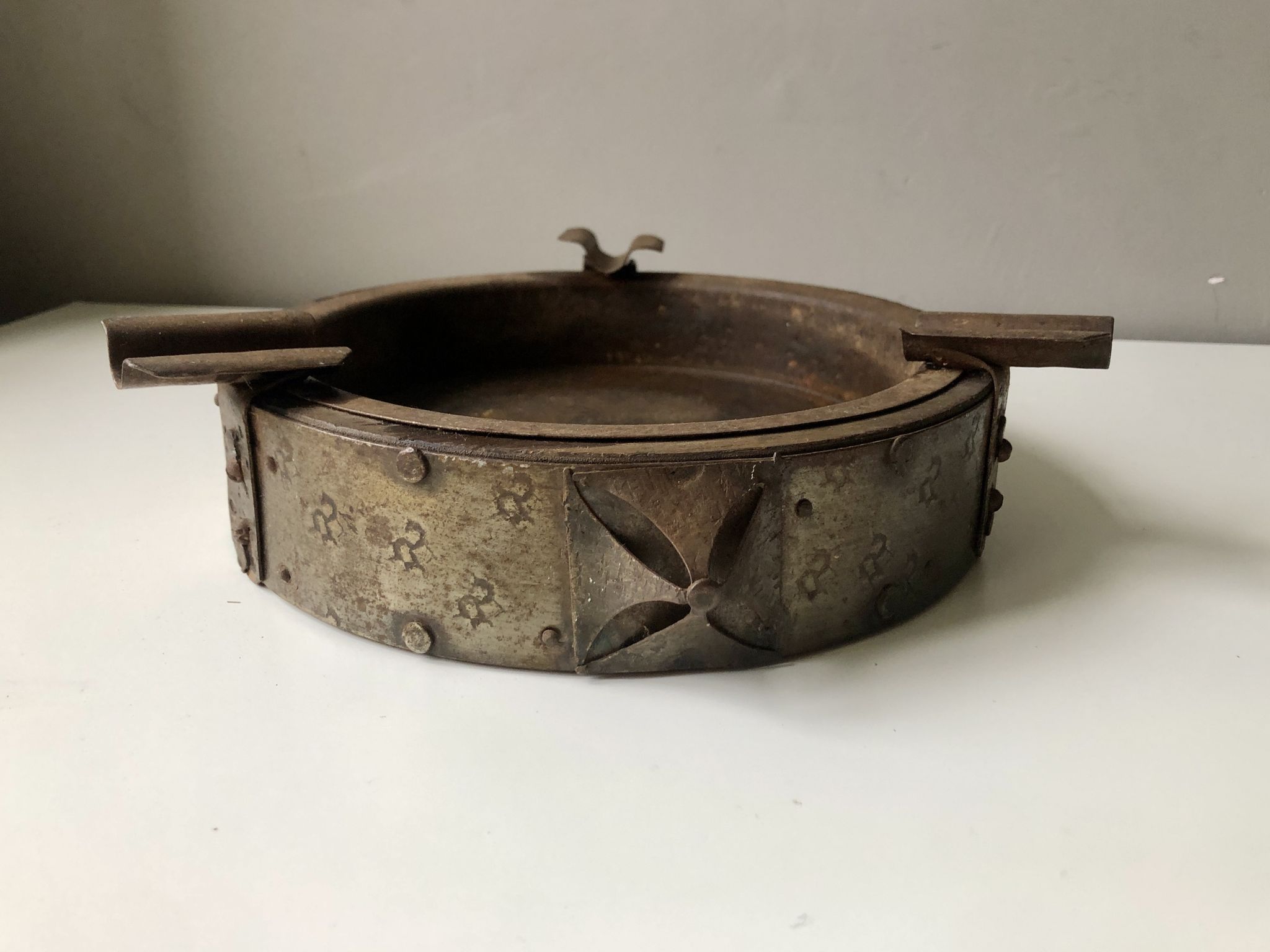 Cendrier en fer forgé et bois art brutaliste XXIIIème
