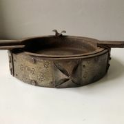 Cendrier en fer forgé et bois art brutaliste XXIIIème