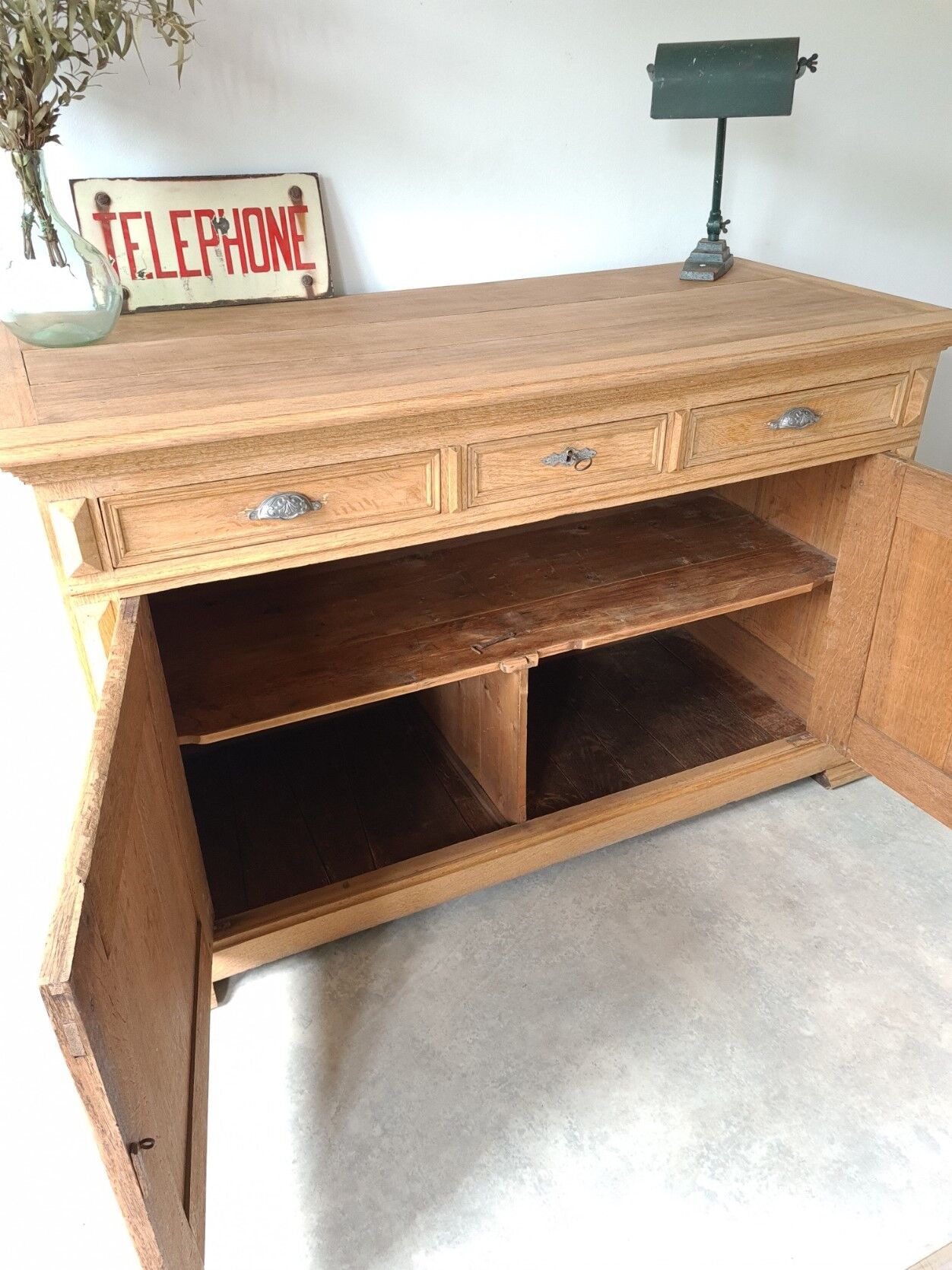 Old grocery buffet