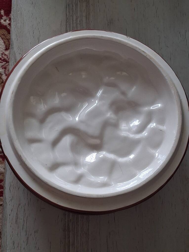 Pie dish / Tatin with a trompe-l'œil lid in slipware – Apple decoration