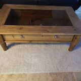 Table basse vitrée en pin.