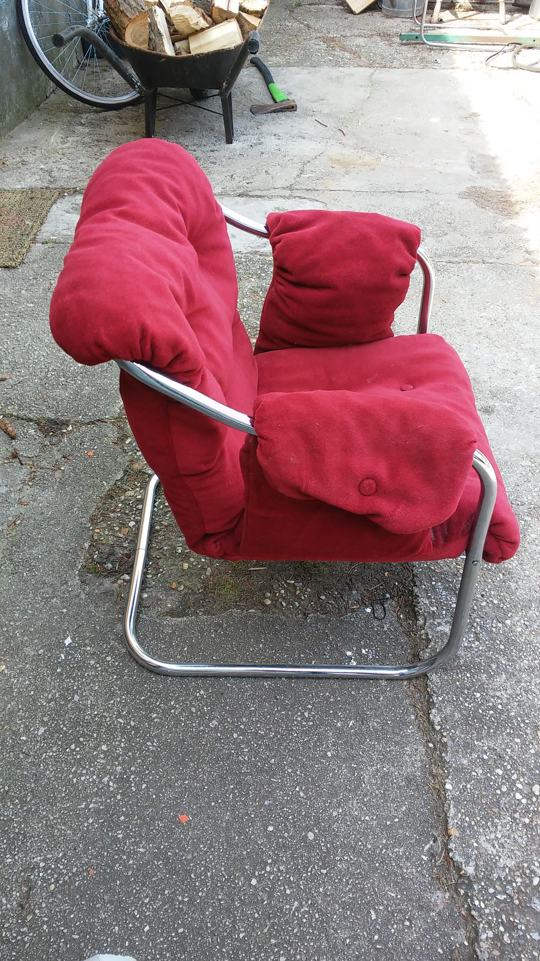 Fauteuil en tissu rouge avec pieds chromés