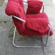 Fauteuil en tissu rouge avec pieds chromés