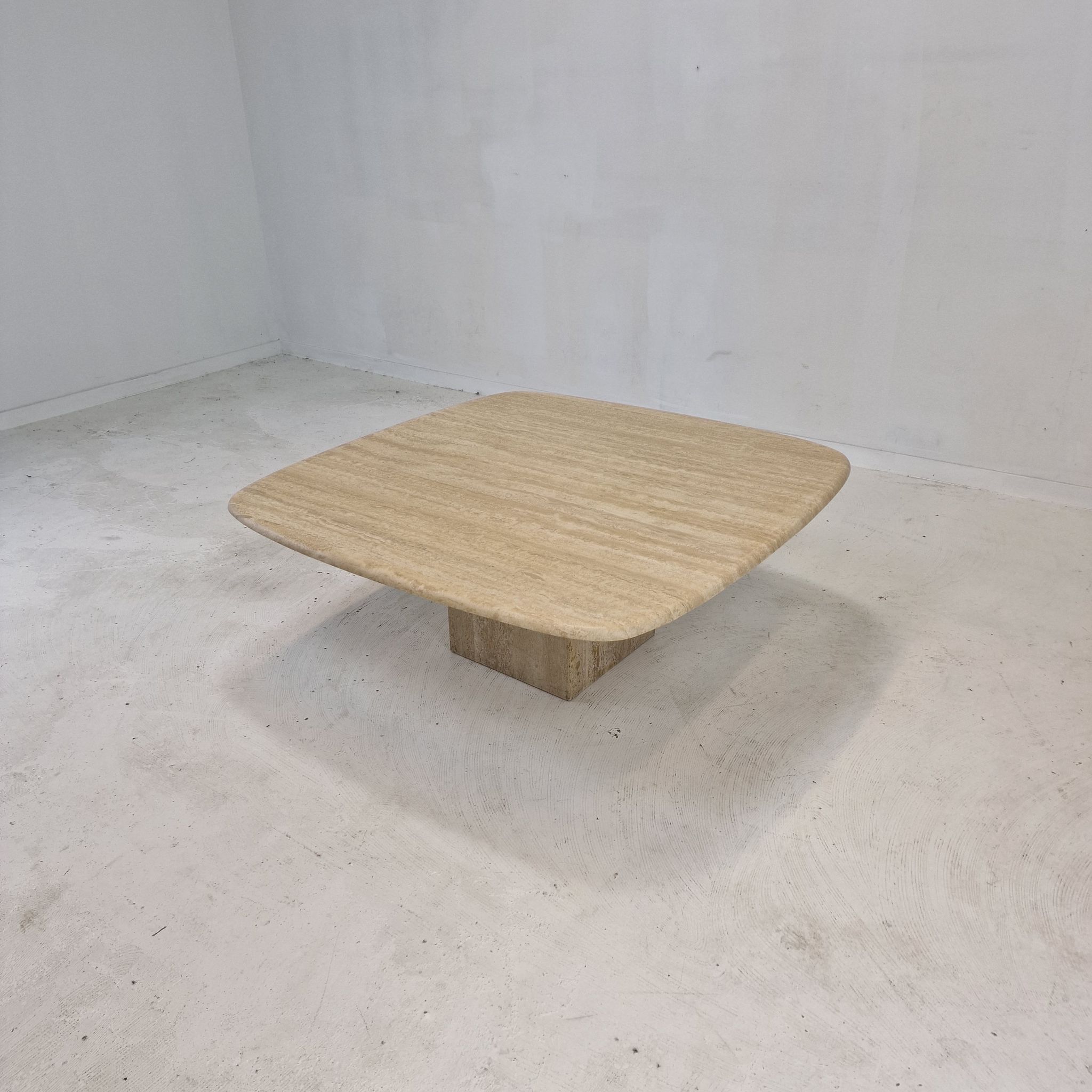 Italian coffee table in travertine 1980's