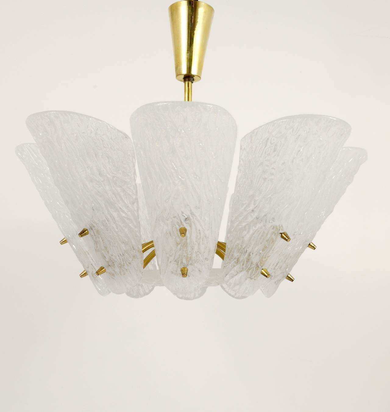 J. T. Kalmar Suspension en Laiton du Milieu du Siècle, Verre Texturé Blanc, Années 1950