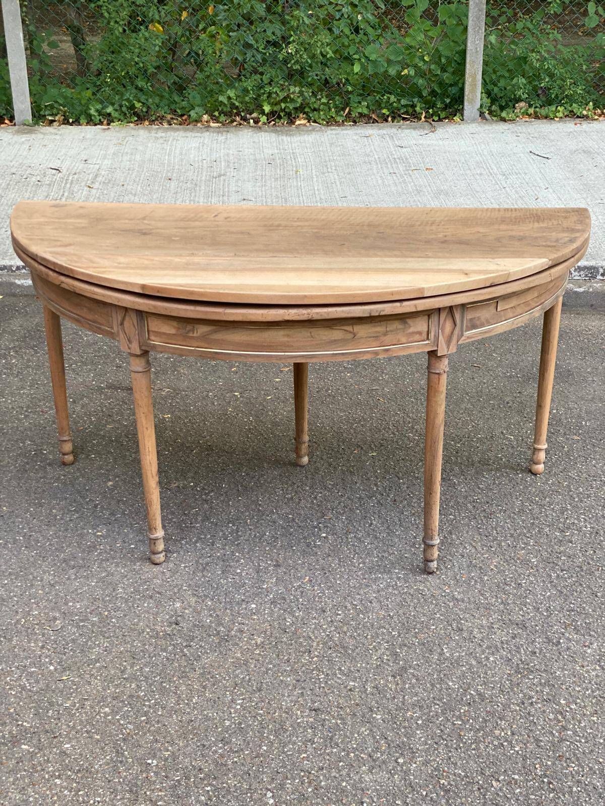 Louis XVI console dining table, extendable, renovated walnut from the 18th century.