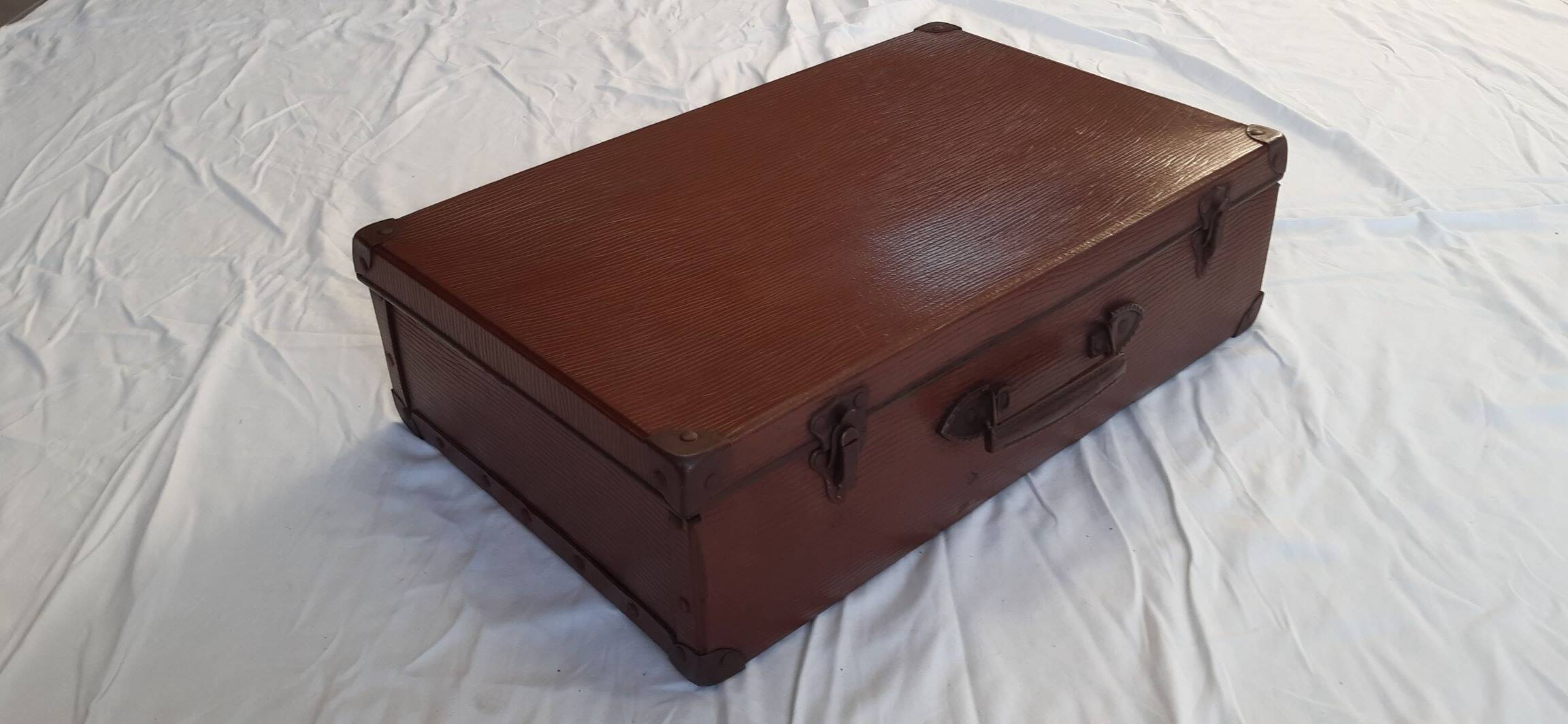 Old suitcase “Au Bon Accueil”