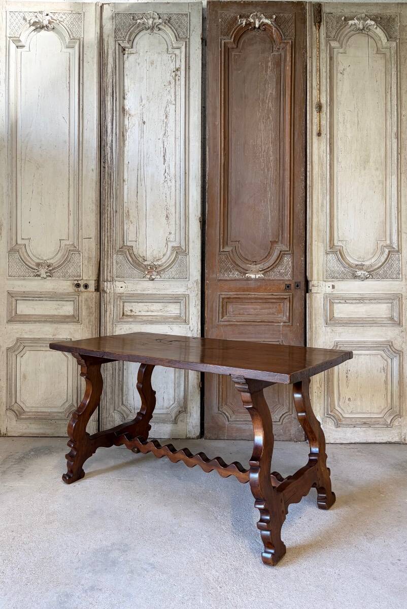 Table espagnole époque 20e siècle