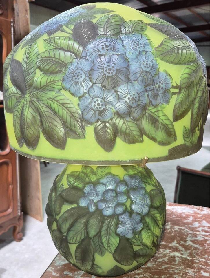 Table lamp in multilayer glass paste, adorned with a rich floral decoration.