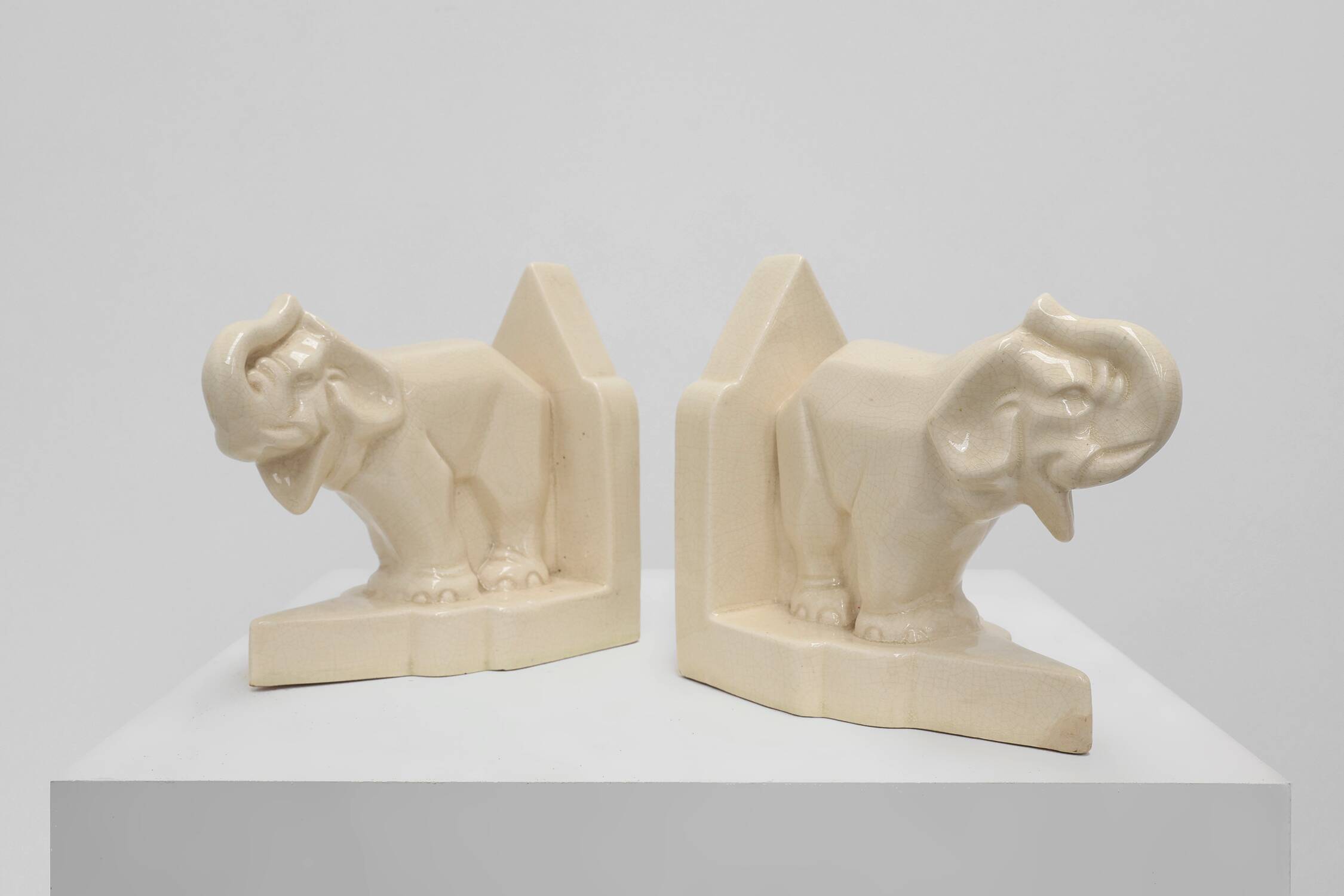 Serre-livres en céramique Art déco française à motif d'éléphant, années 1930