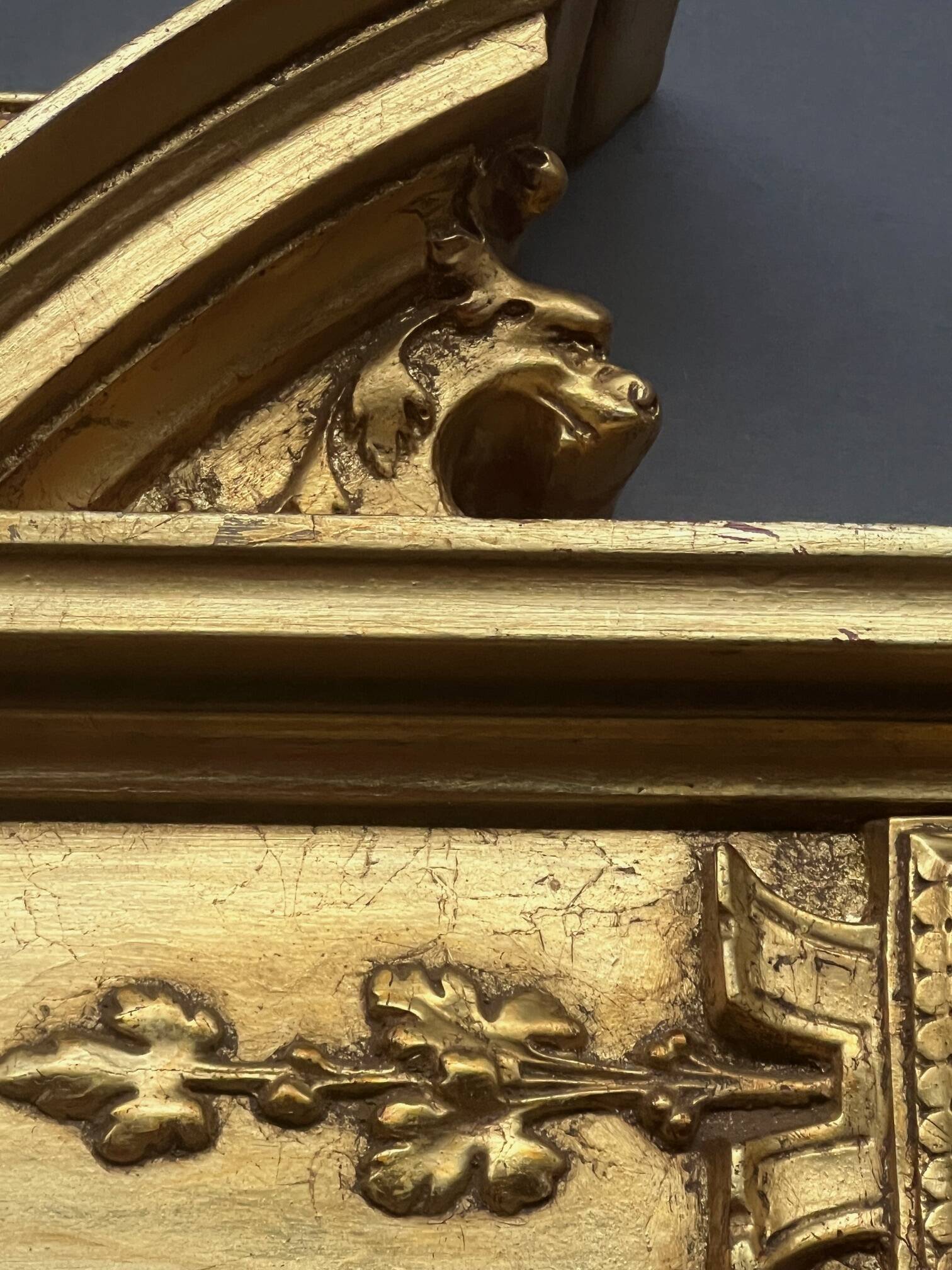 Grand miroir ancien luxueux dans un cadre doré de style Louis XVI.