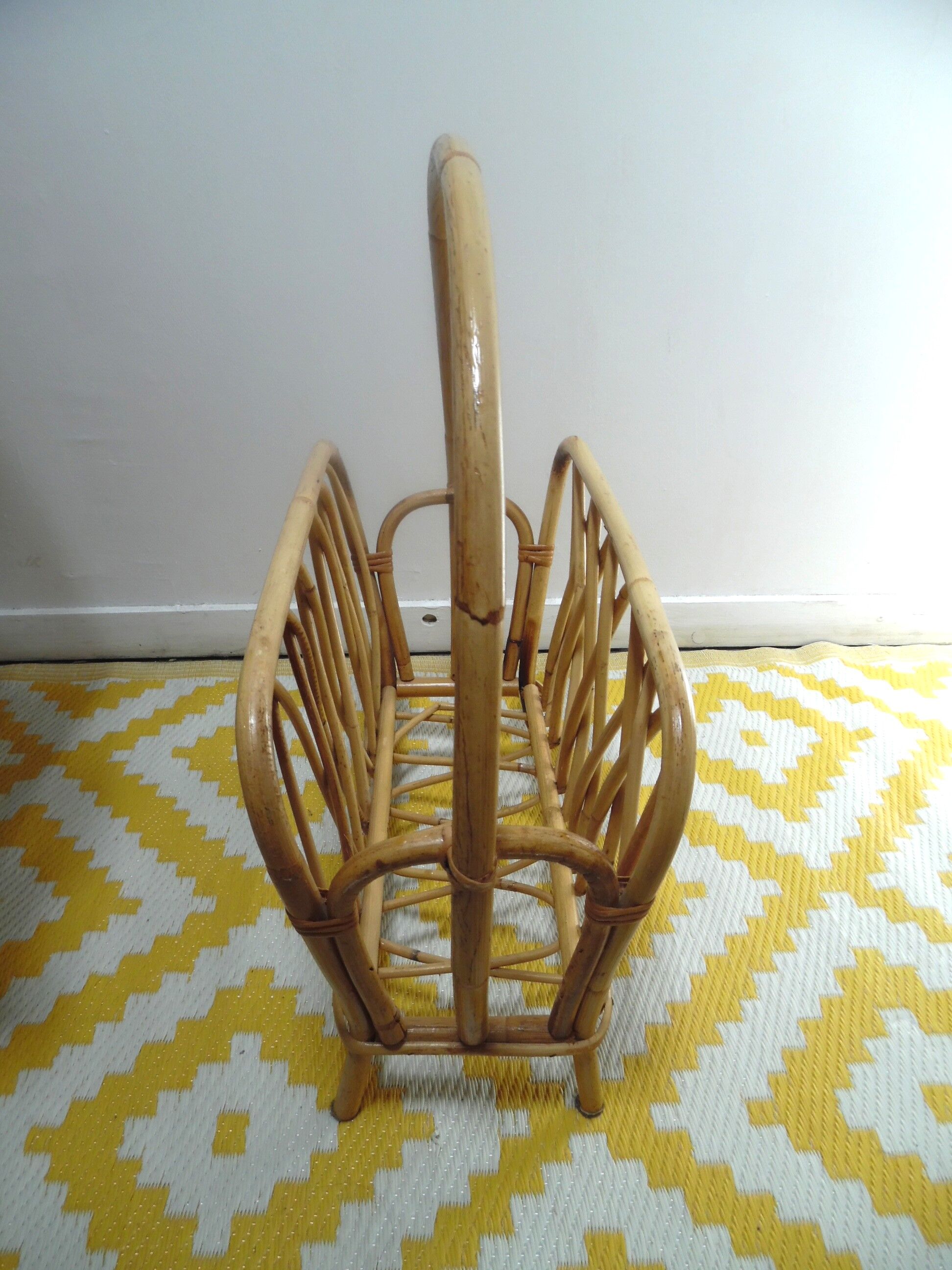 Magazine rack in rattan