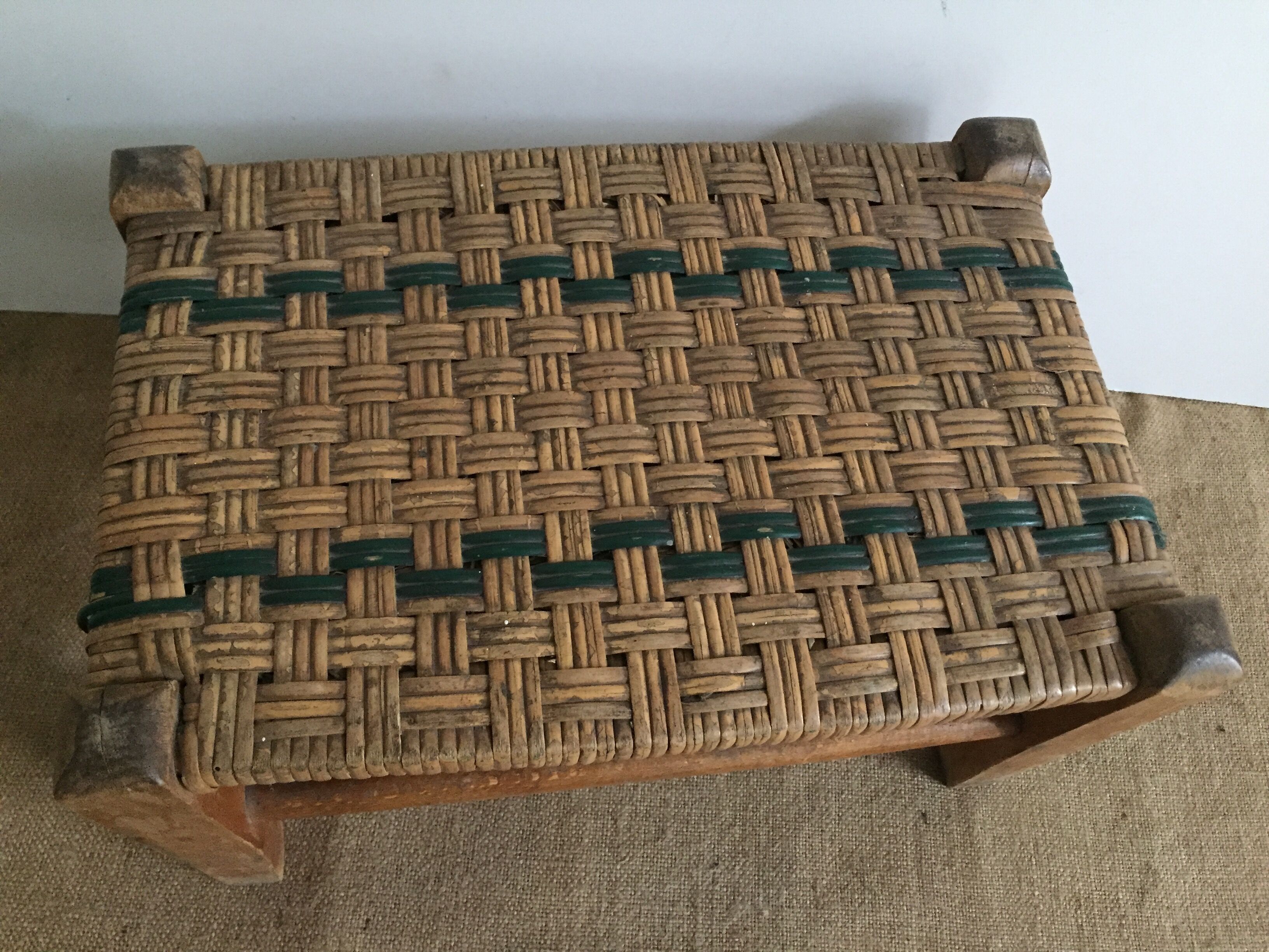 Small bench straw braided