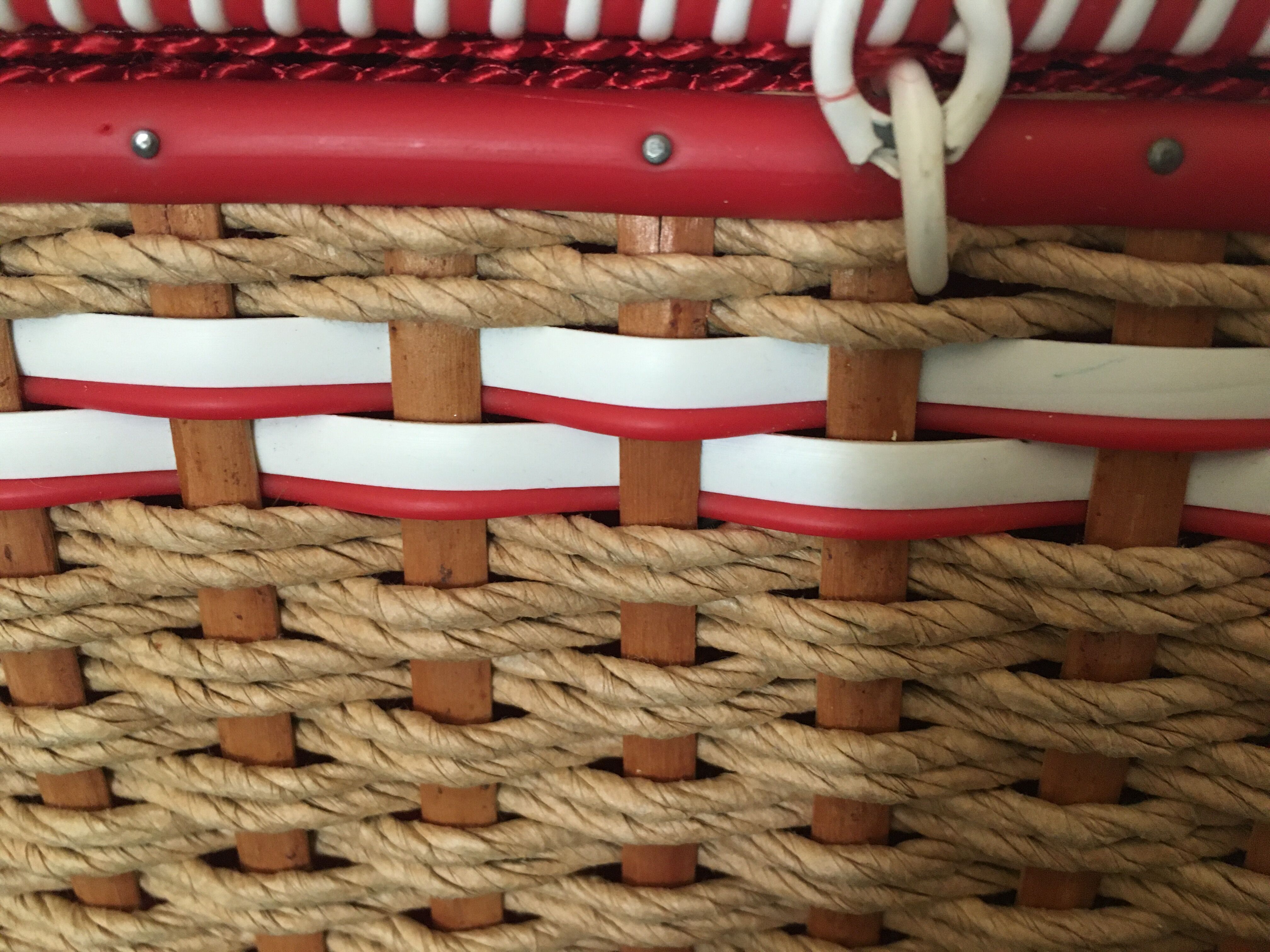 Scoubidou sewing box