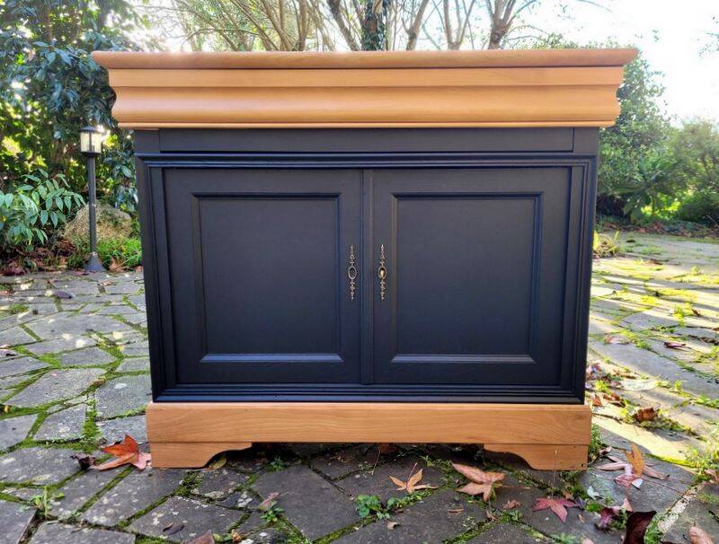 Cherry and black sideboard with 2 doors and 1 drawer.