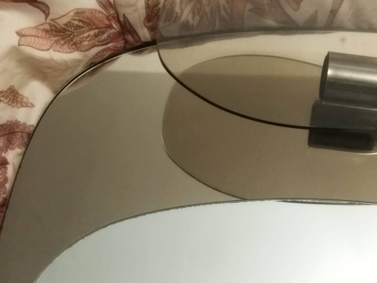 Miroir avec deux appliques en verre fumé attribué à Lupi