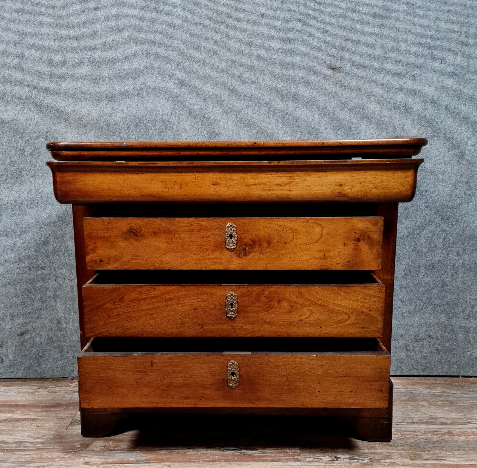 Lady chest of drawers Louis Philippe period in solid walnut around 1830
