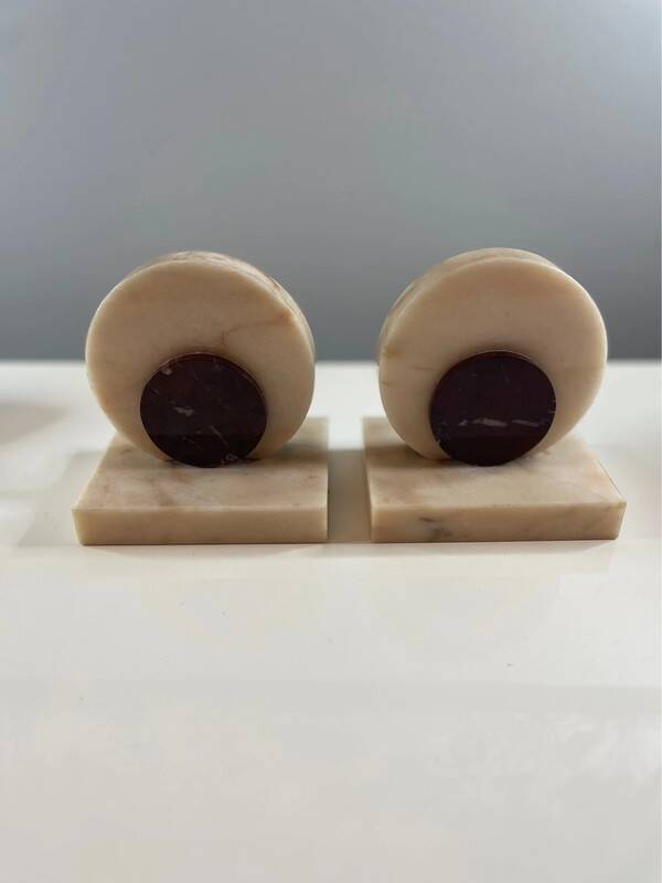 Paire de serre-livres art déco en marbre rose