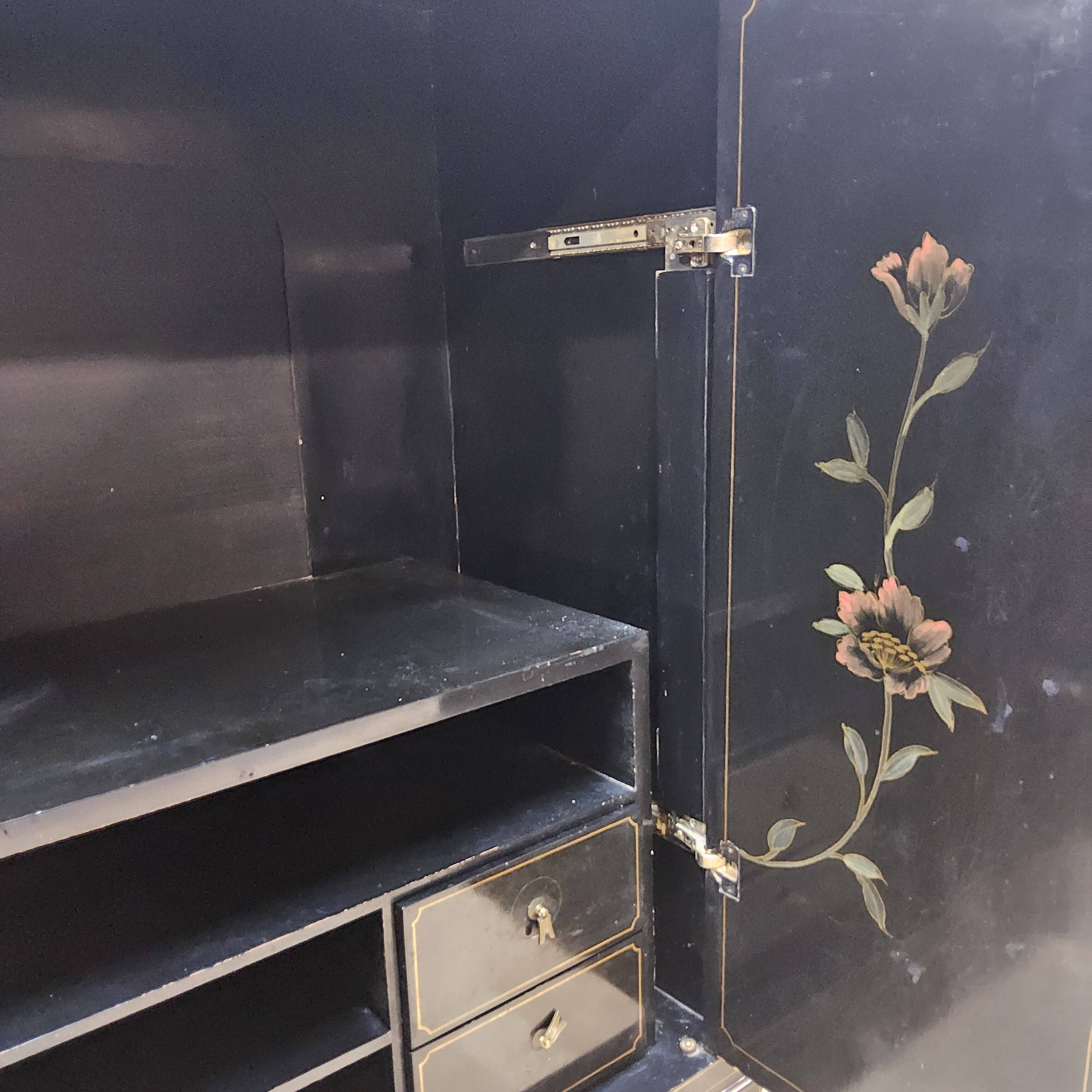 Cabinet vintage chinois laqué noir avec oiseaux et fleurs bohème