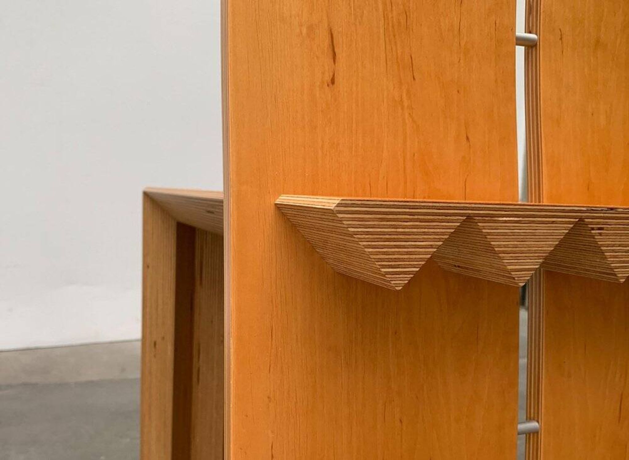 Chaise Postmoderne à dossier haut