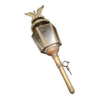 Grande lampe antique lanterne de calèche en laiton et verre surmontée d'un aigle