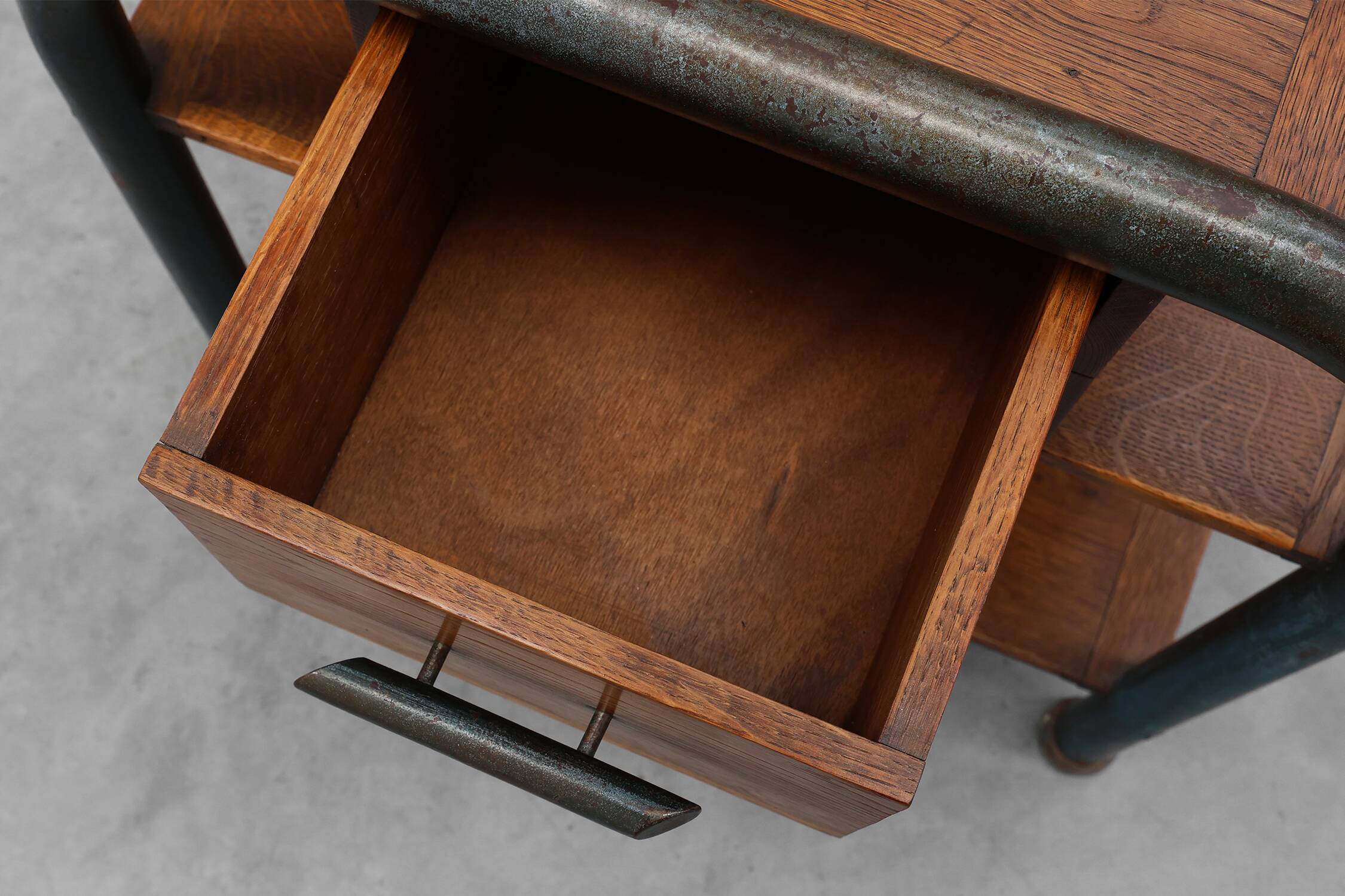 Table d'appoint ou table de chevet industrielle, Belgique vers 1910