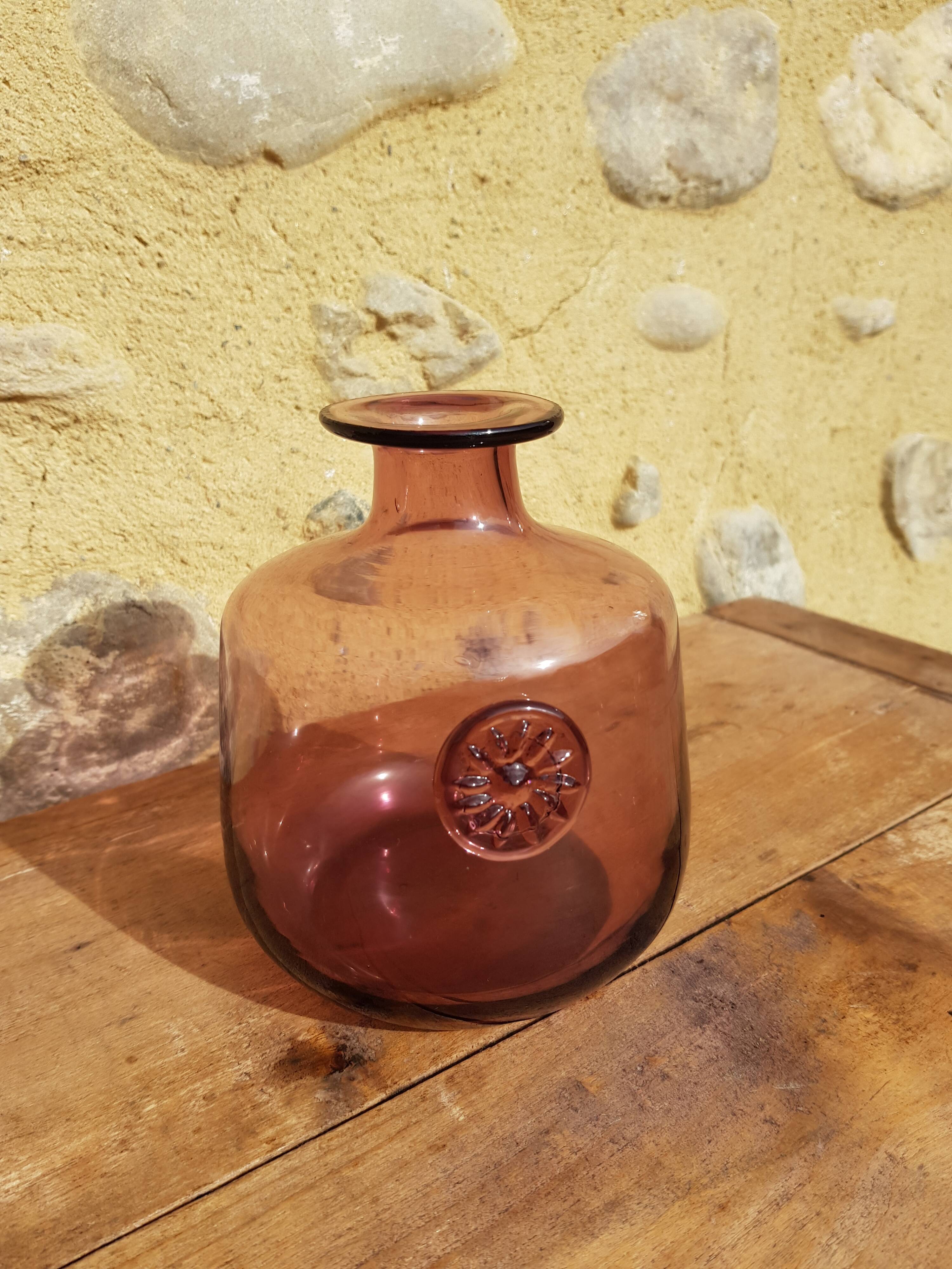 Vase en verre transparent violet