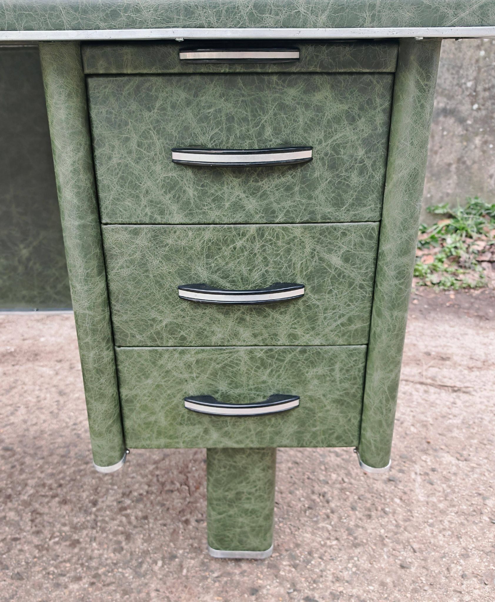 Art Deco or Bauhaus desk in metal covered with leather, Gio Ponti style.