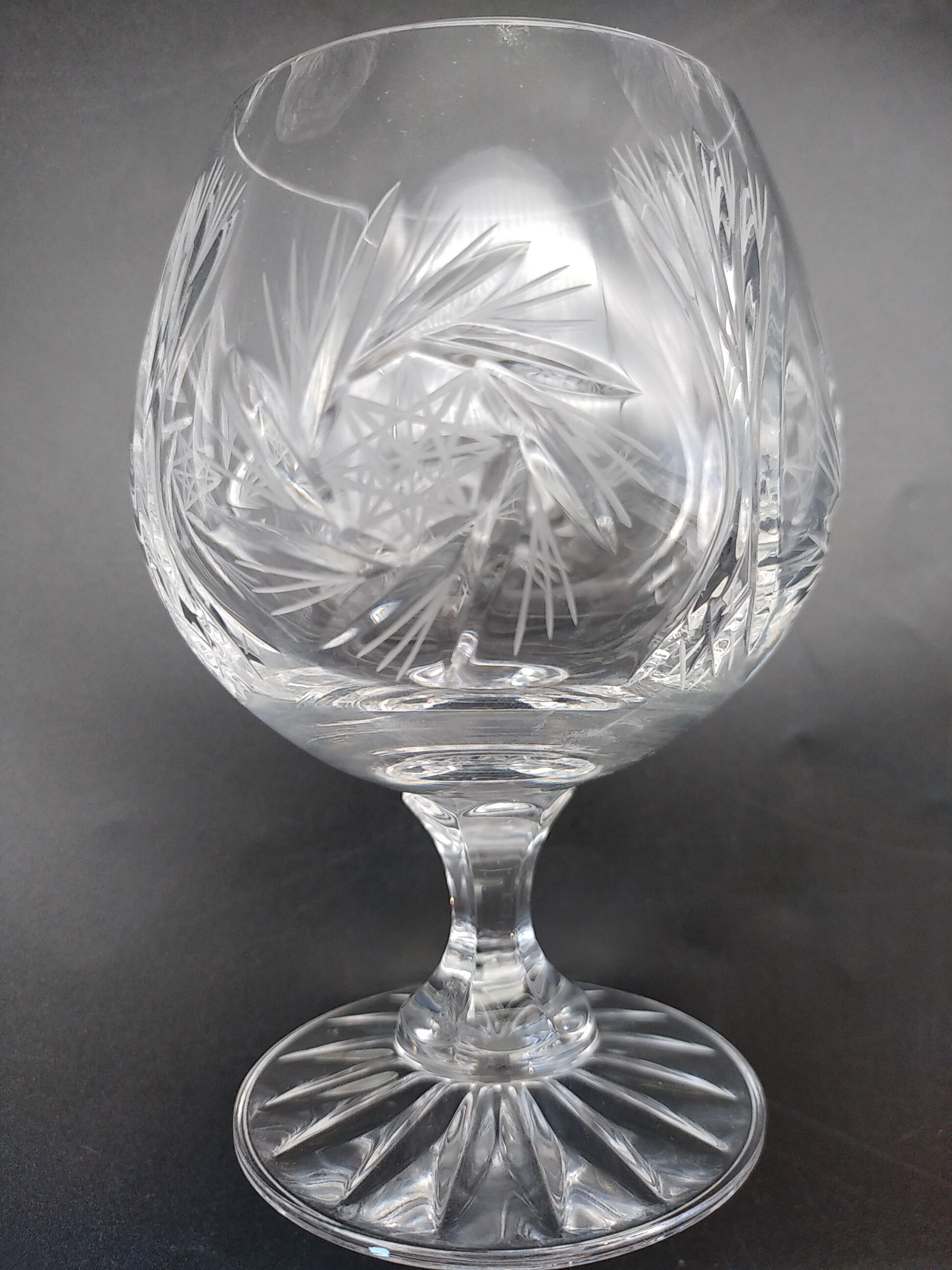 Carafe et  6 verres à cognac en cristal taillé main . Années 60 .