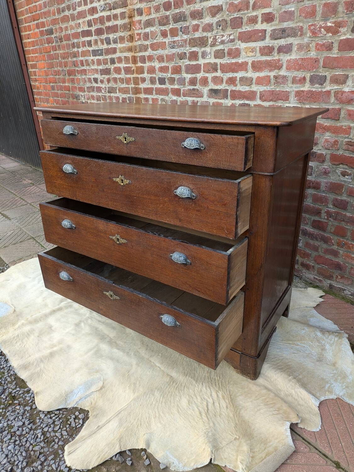 Oak chest of drawers