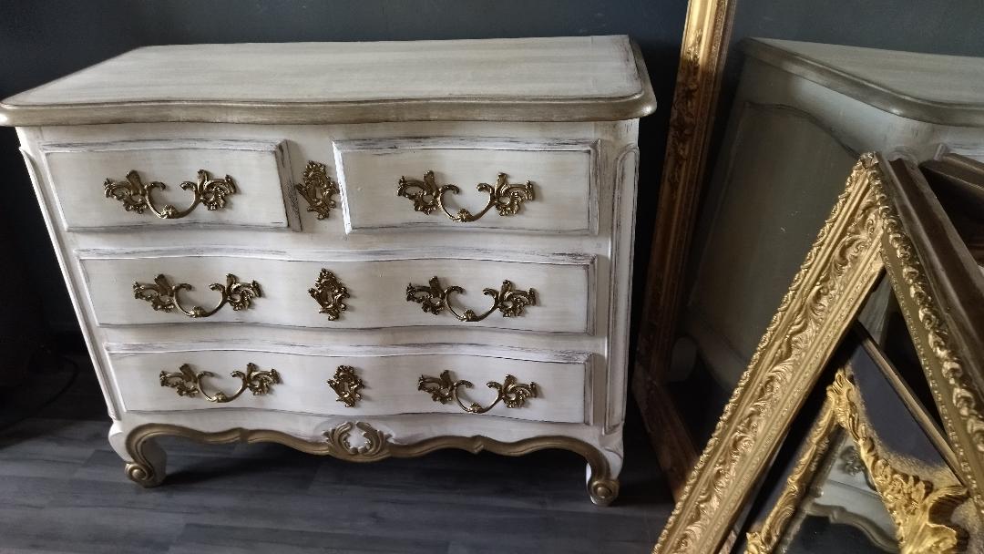 White patinated chest of drawers Louis XV style