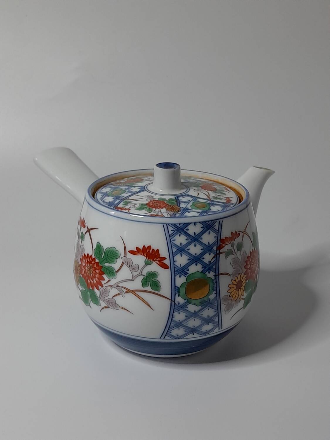 Japanese Kyūsu teapot in Arita porcelain, Imari floral decoration.