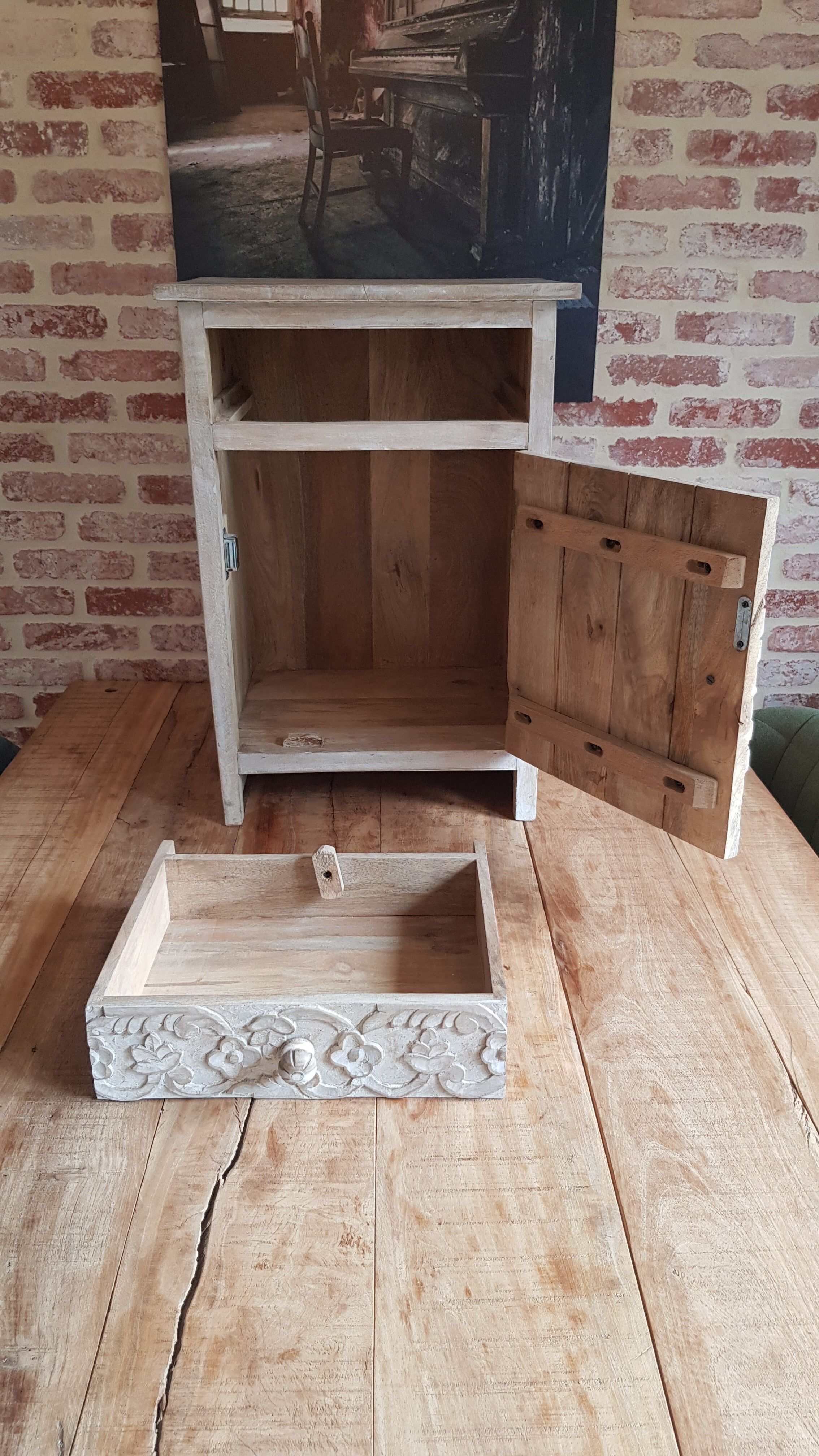 Chiseled mango tree bedside