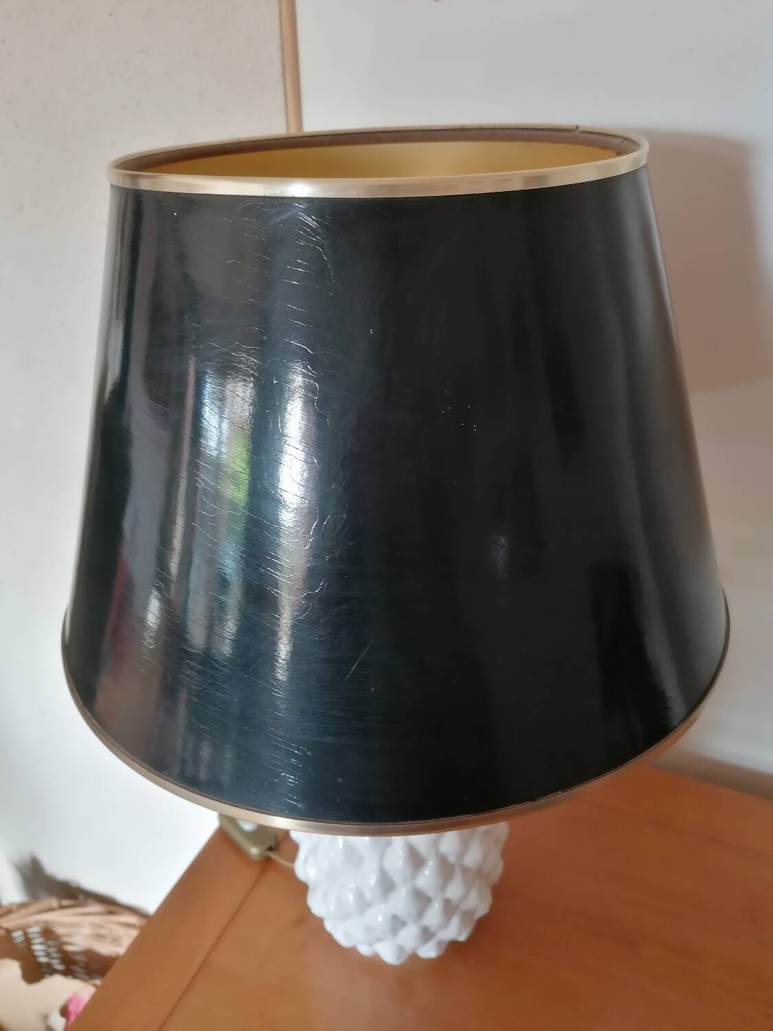 Vintage white and gold ceramic pineapple lamp