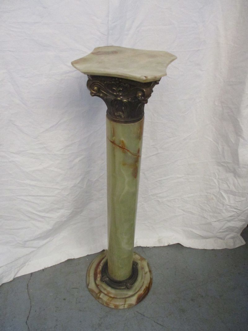 Sellette alabaster column and gold metal