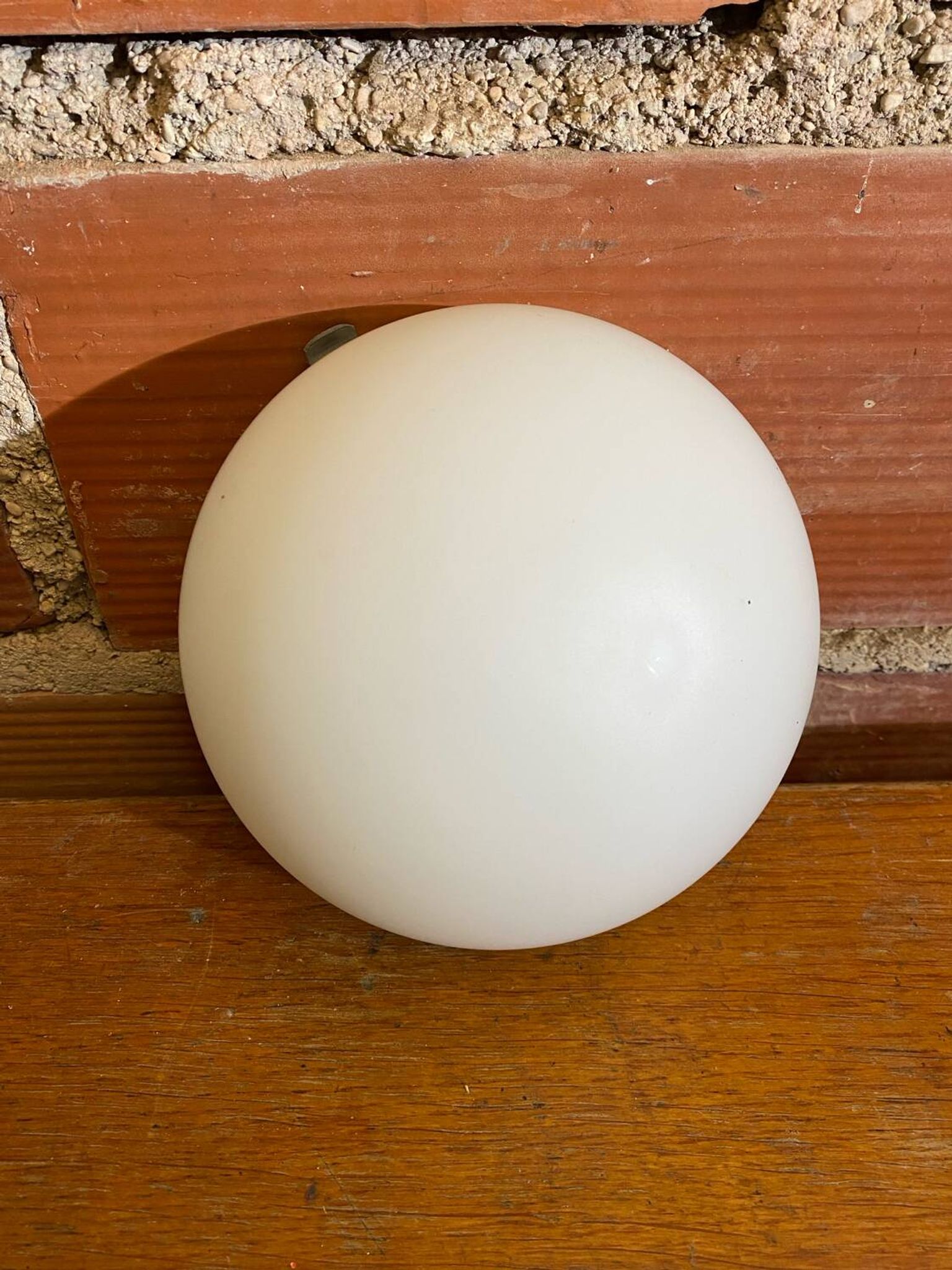 Plafonnier, applique boule vintage en opaline blanche