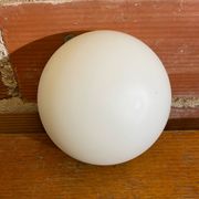 Plafonnier, applique boule vintage en opaline blanche