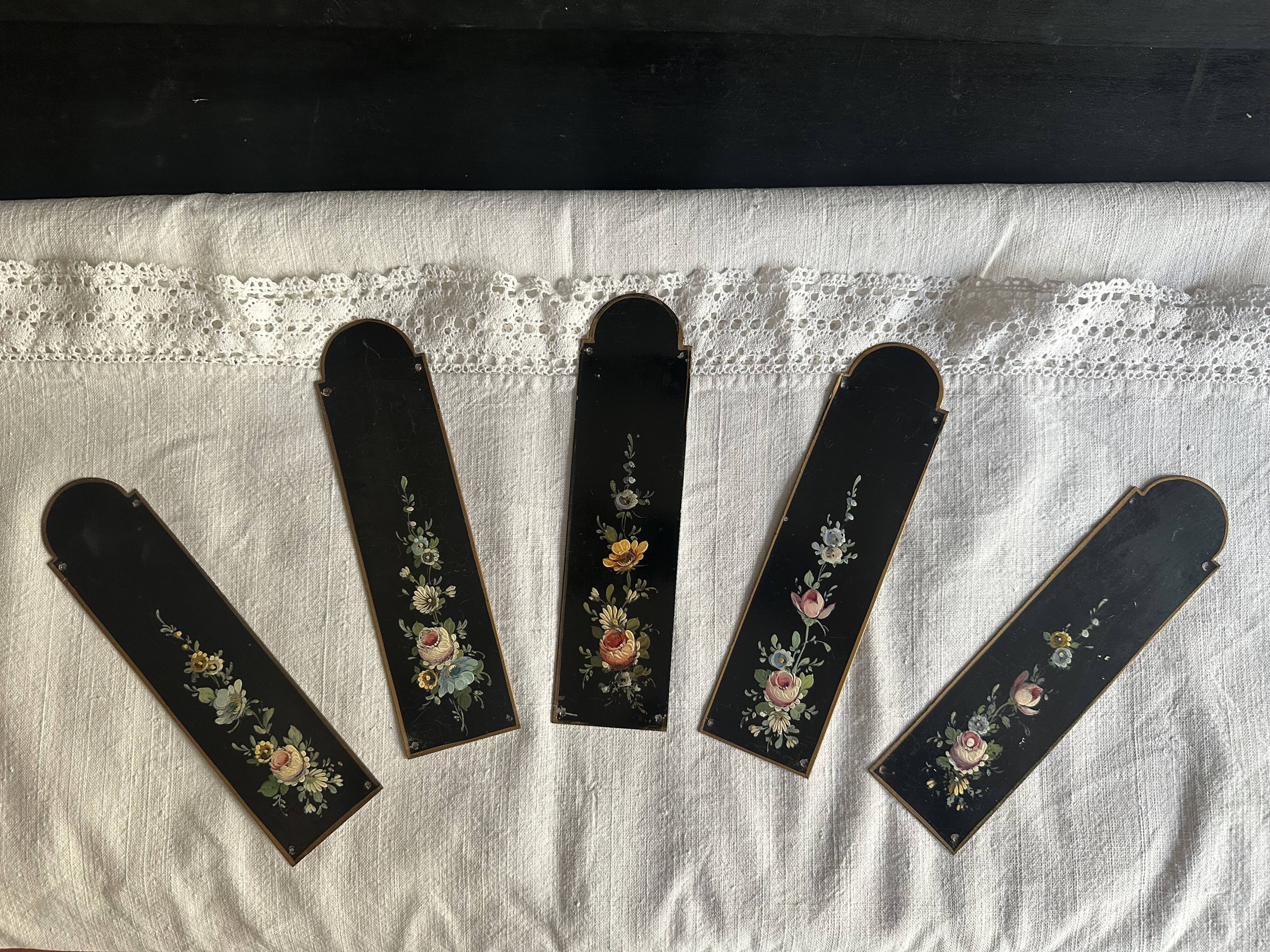 Plaques de propreté Napoléon III en tôle peinte, décor floral