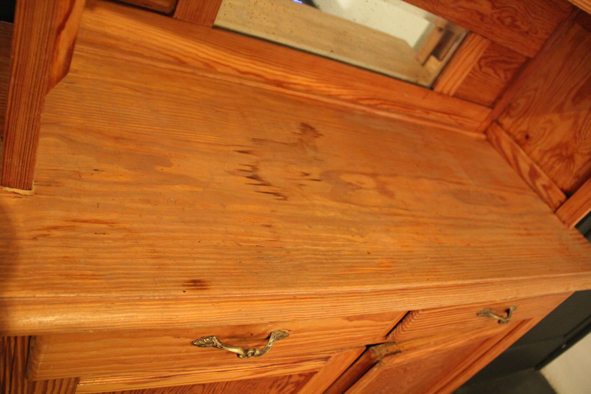 Double-body cabinet in varnished pine sun tones