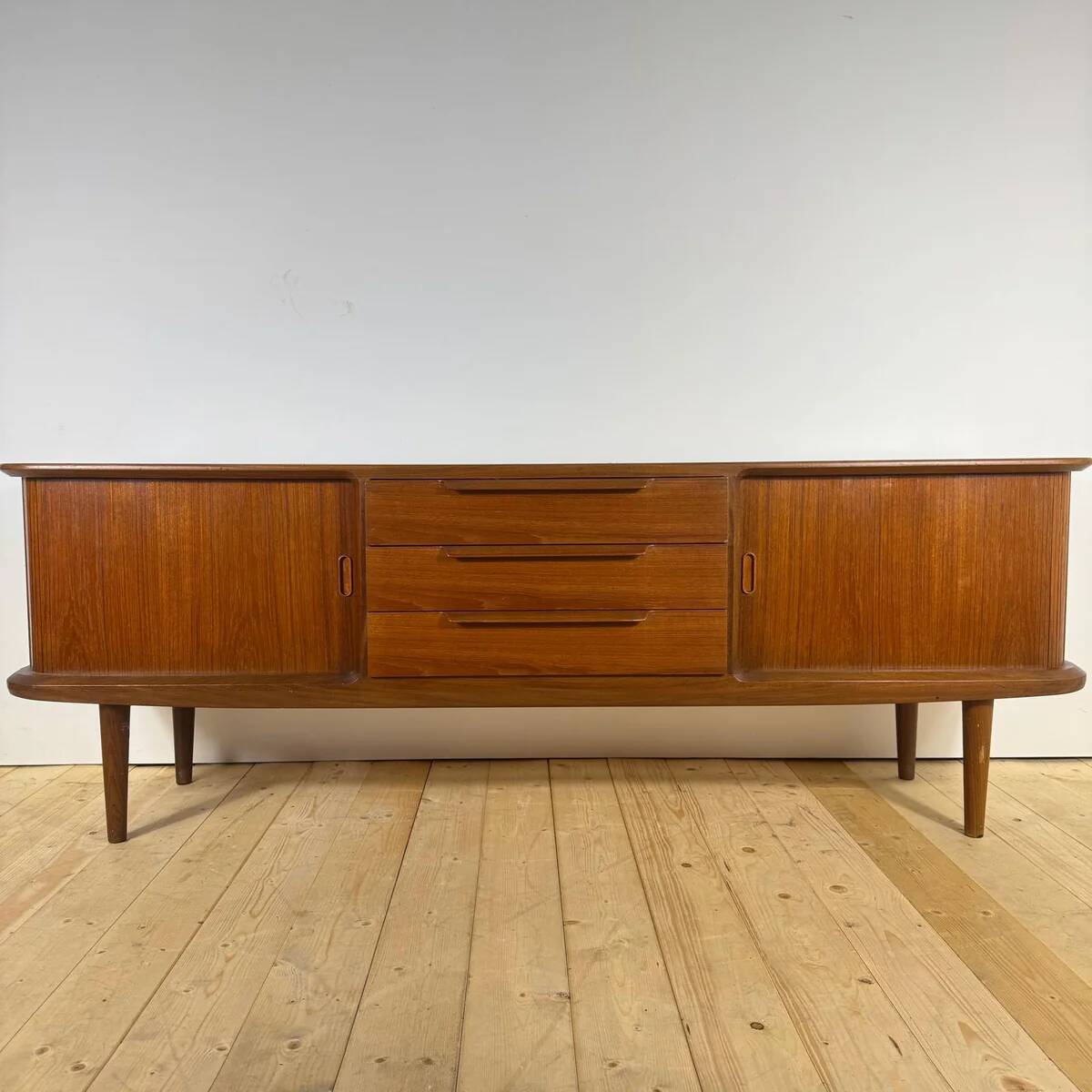 Vintage teak sideboard with rounded edges and sliding doors – mid-century Scandinavian design.