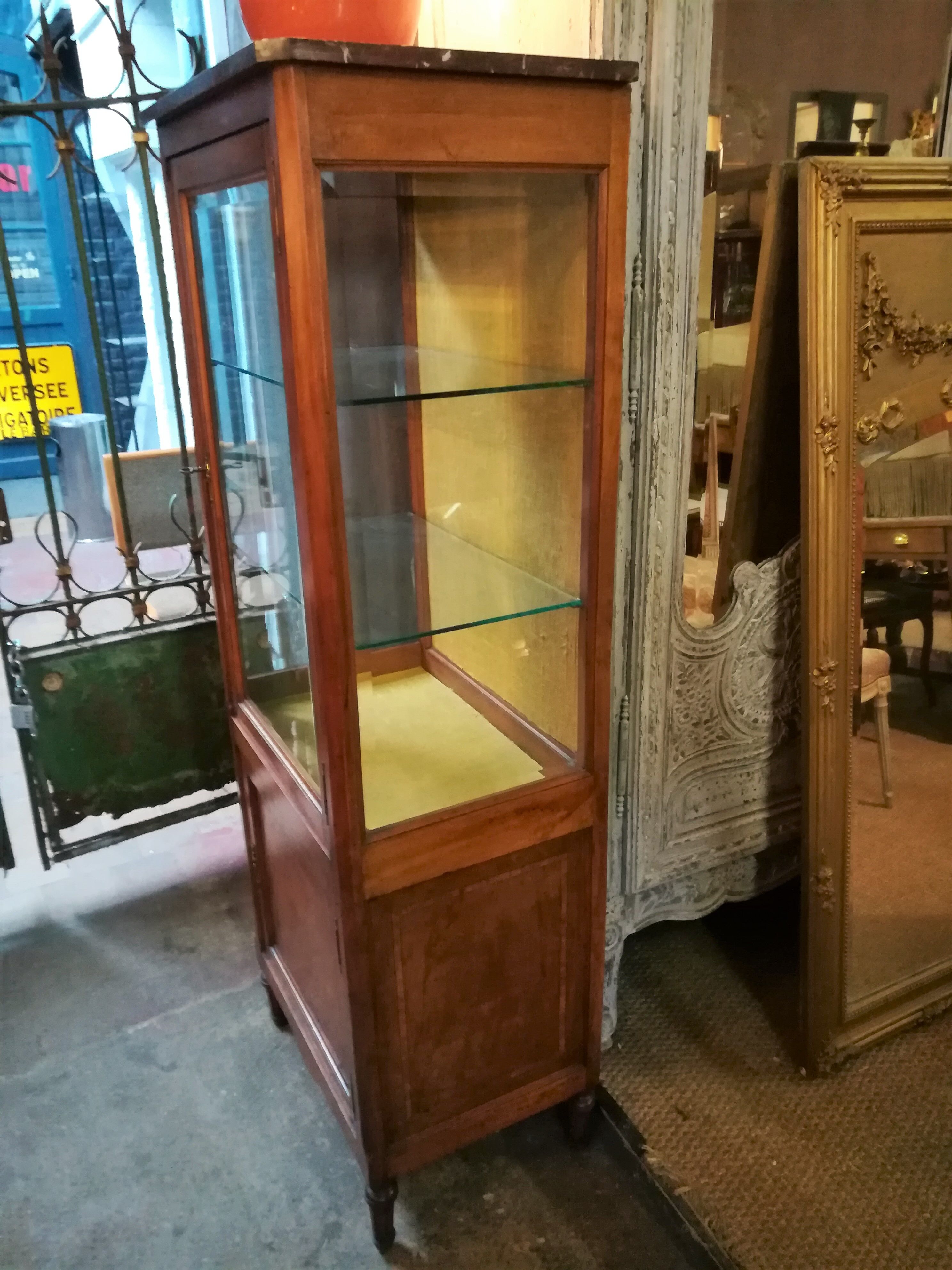 Vitrine en noyer style Louis XVI