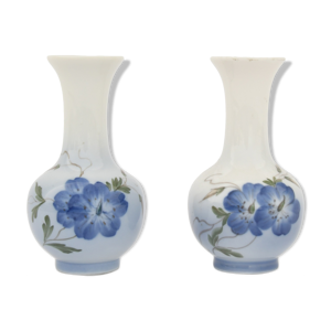 Paire de petits vases en porcelaine