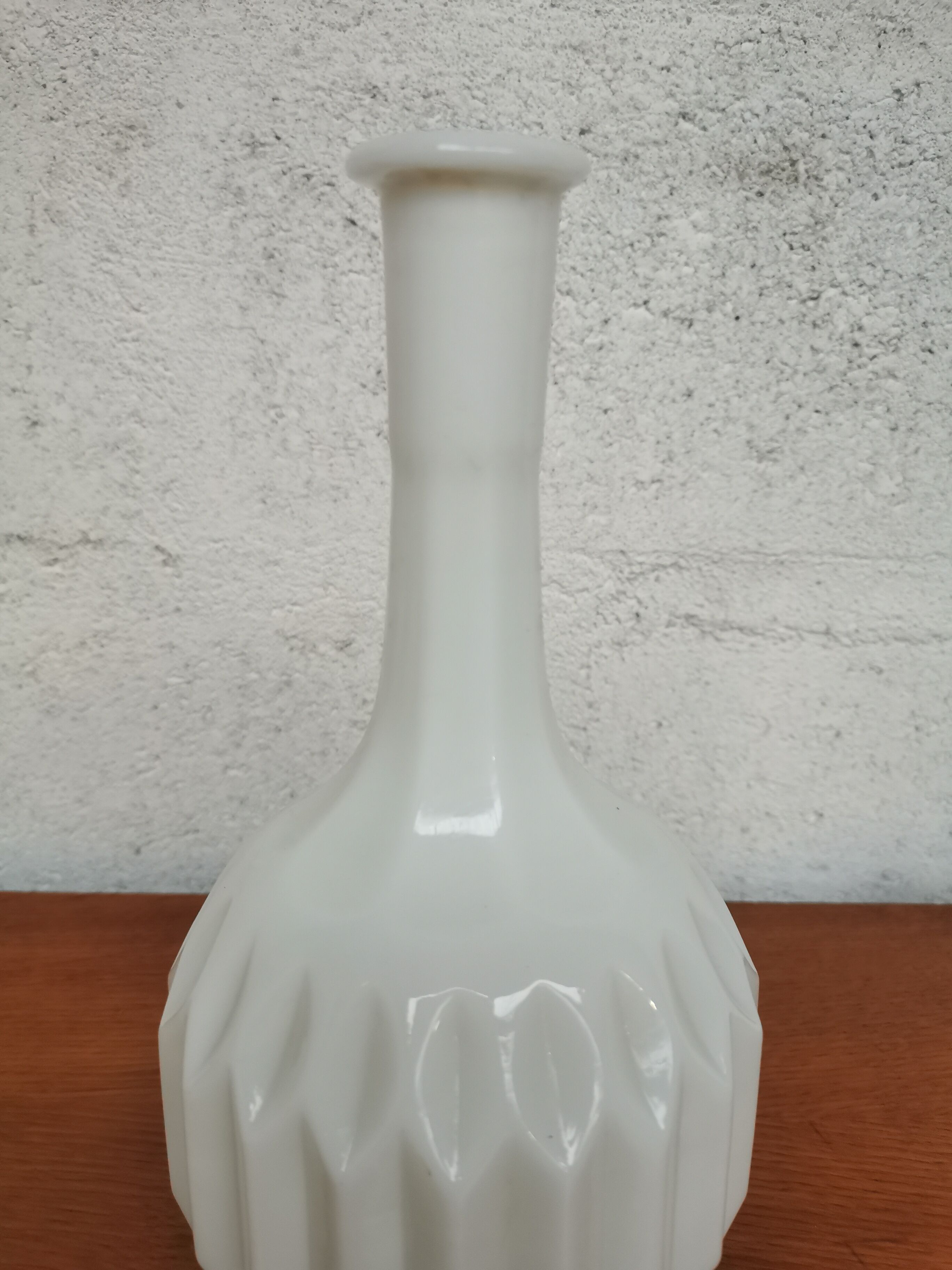 Chiseled vase in white opaline