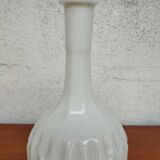 Vase ciselé en opaline blanche