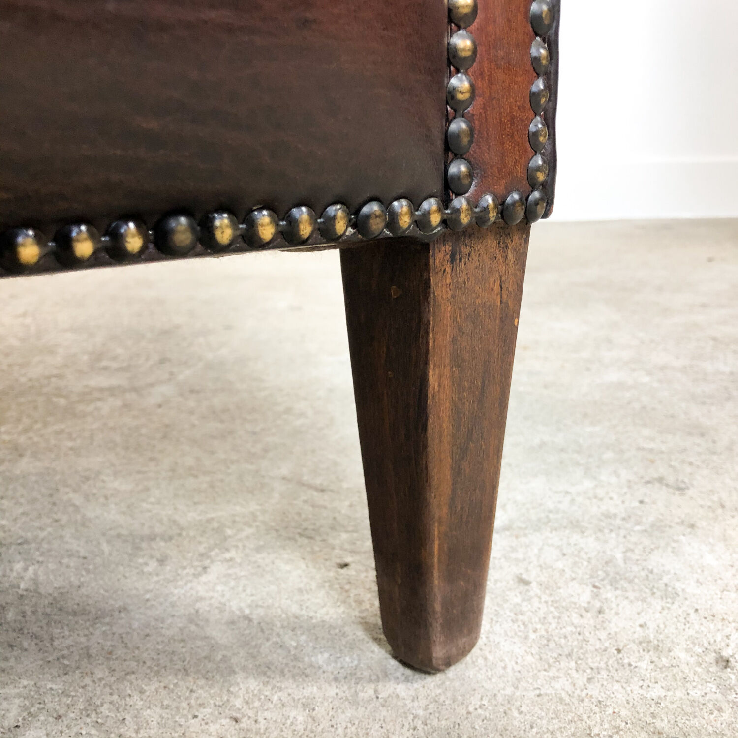 Paire de fauteuils à ailes en cuir de mouton brun foncé vintage
