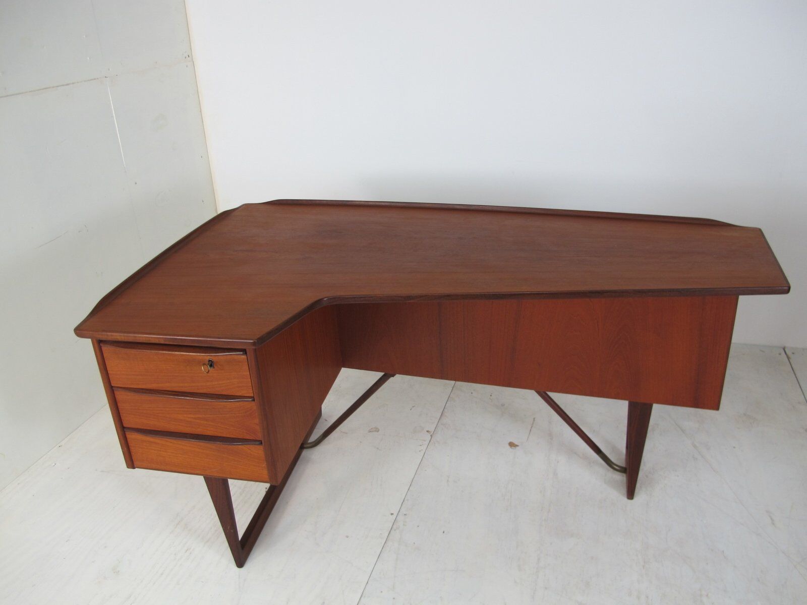 Boomerang desk in teak by Peter Lavig Nielsen for Denmark, 1950s