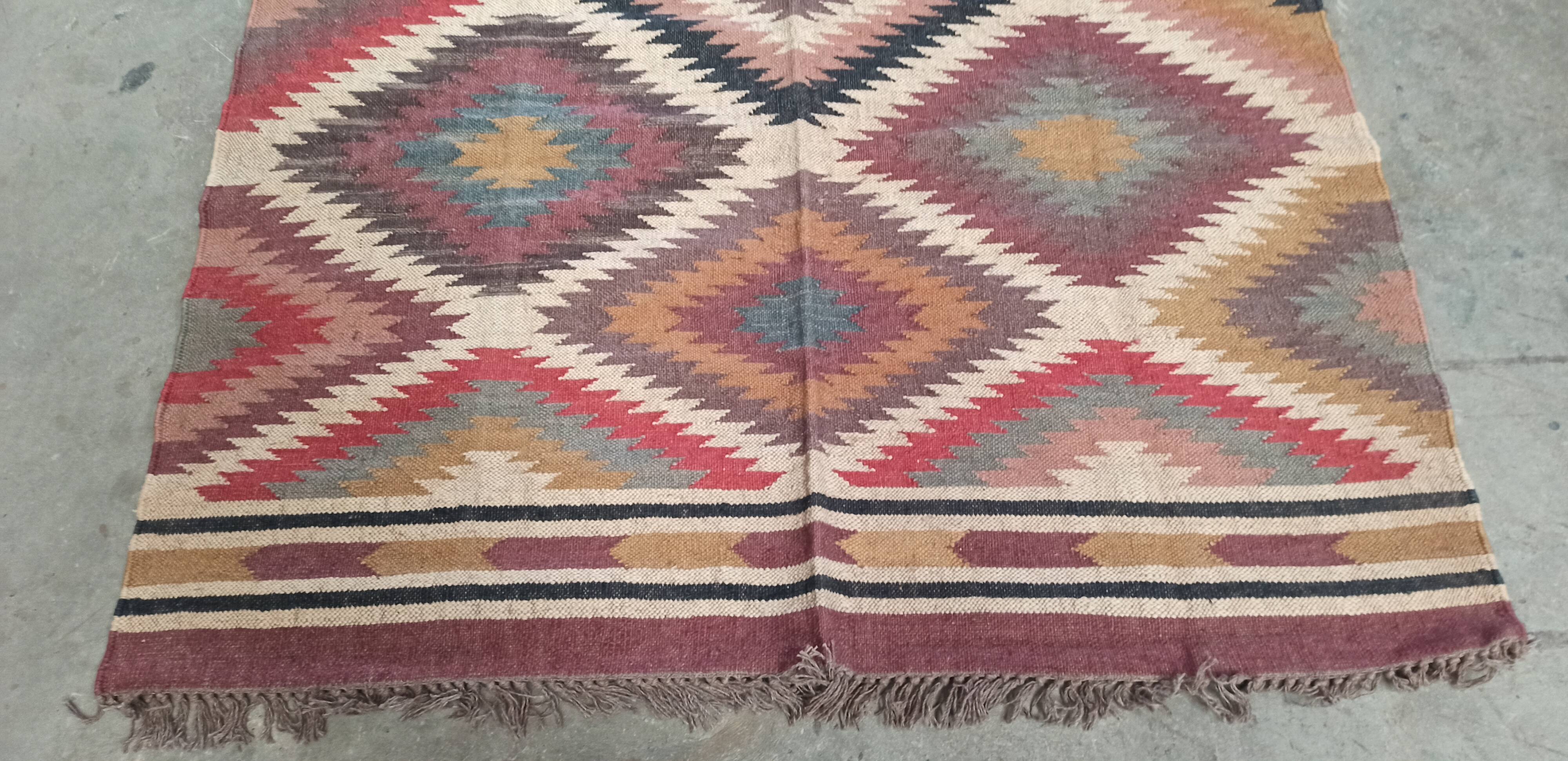 Tapis kilim en toile de jute et coton. 155cm x 270cm
