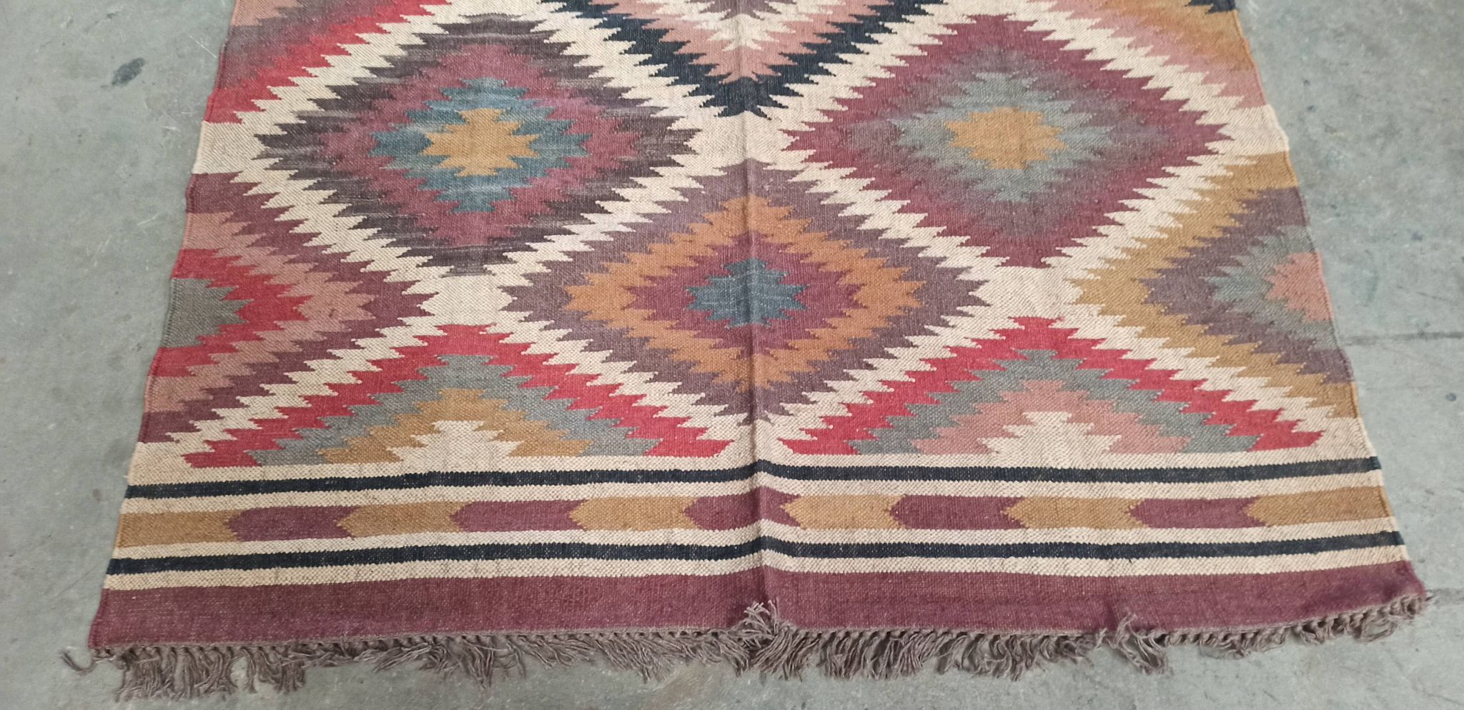 Tapis kilim en toile de jute et coton. 155cm x 270cm